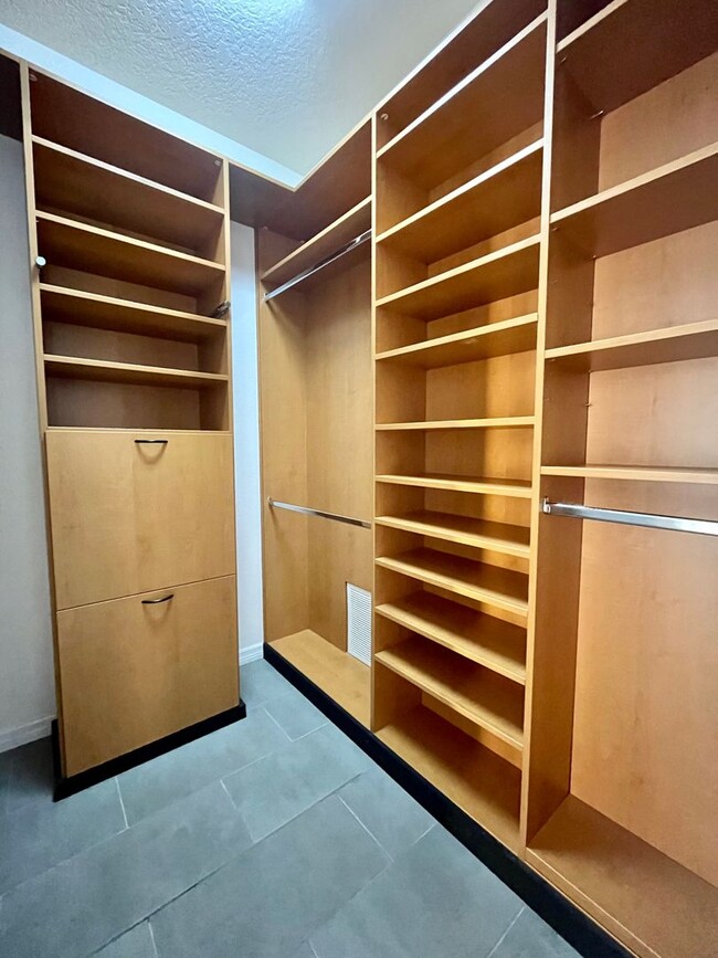 Building Photo - Hunter's Creek - 3 Bedroom, 2.5 Bathroom T...