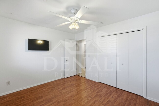 Building Photo - 10747 W Hope Dr