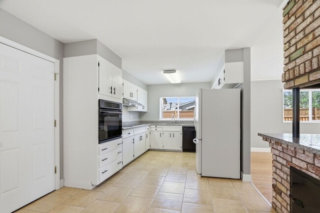 Building Photo - Wow! What a Great Home! Available Now!