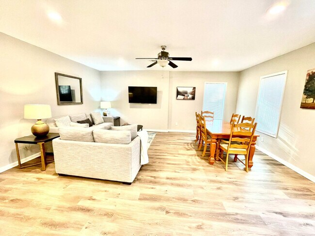 Building Photo - 2560 Hammond Dr