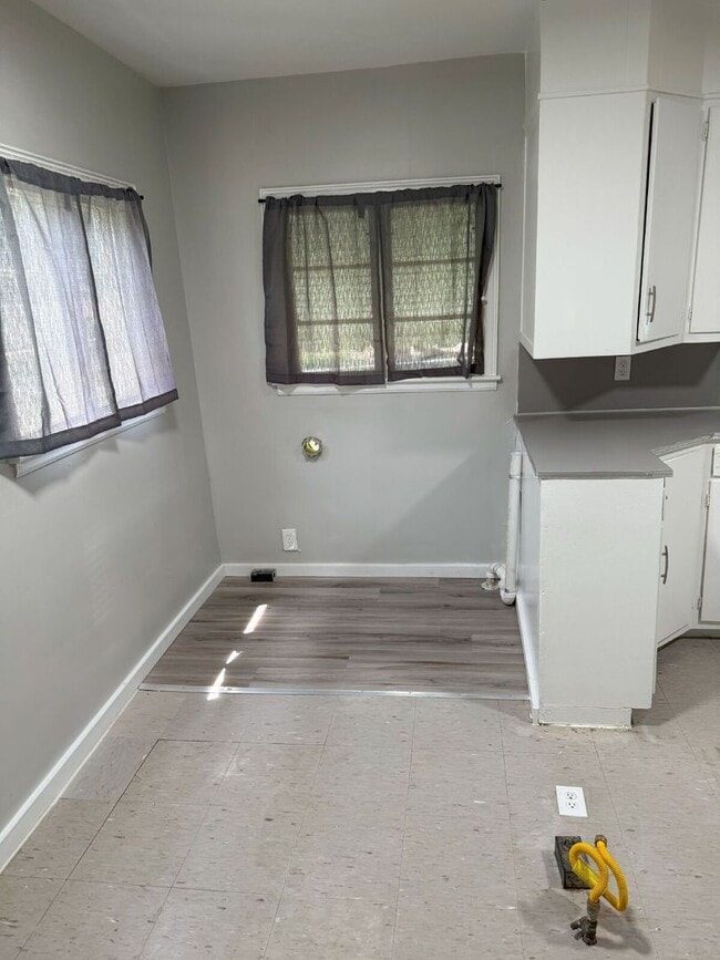Building Photo - 3 bedroom, 1 bath remodeled home