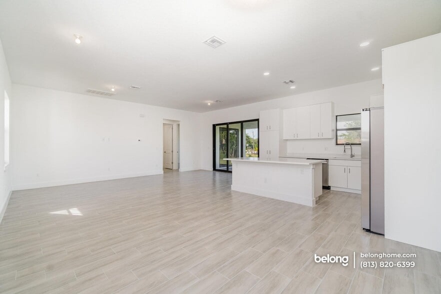 Building Photo - 15633 Lakeland Cir