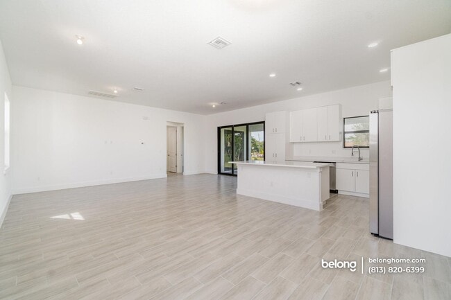 Building Photo - 15633 Lakeland Cir