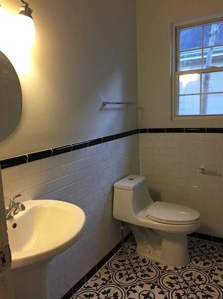 Building Photo - 652 S Evelyn Pl NW