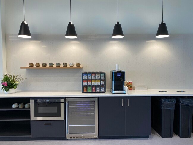 Building Photo - 409 Elm St