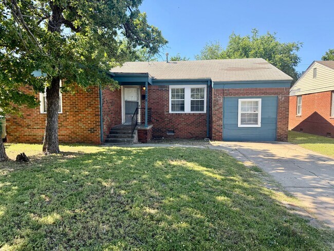 Building Photo - 4 Bedroom home!