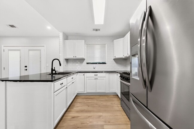 Building Photo - Renovated 3 bed/2 bath in Lithonia!