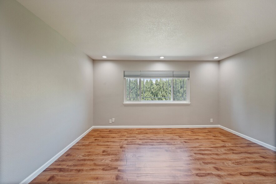 Building Photo - 3661 Slopeview Dr