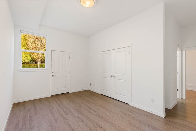 Building Photo - 304 S 48th Ct