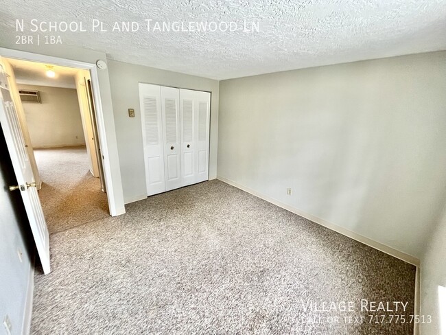 Building Photo - Top Floor! Roomy 2-Bed with A/C & Off-Stre...