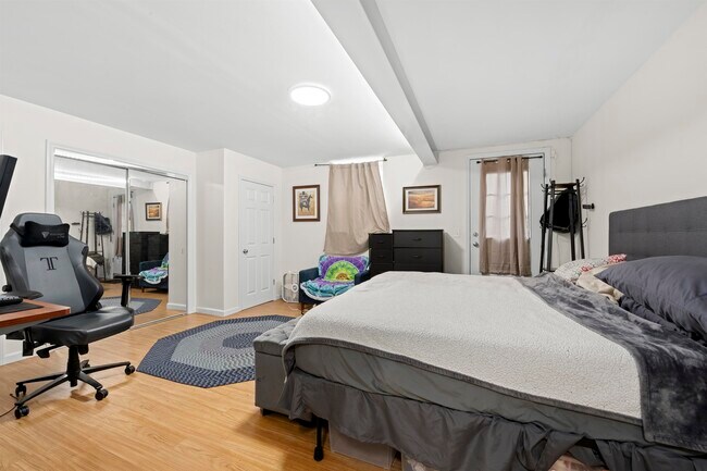 Building Photo - 215 1st St
