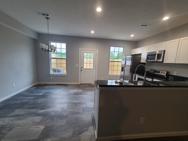 Building Photo - 607 Longfellow Ln