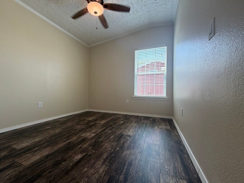 Building Photo - 709 N Collins Fwy