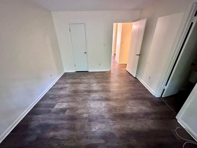 Building Photo - 505 Chateau Dr SE