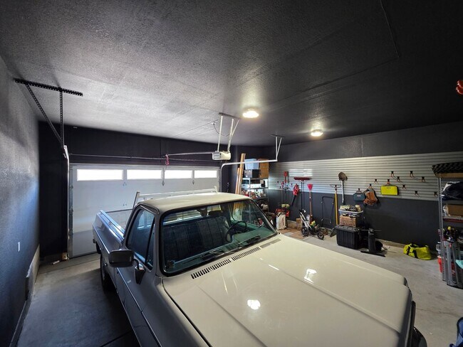 Building Photo - Beautiful Newer Build 3 Bedroom Home in Be...