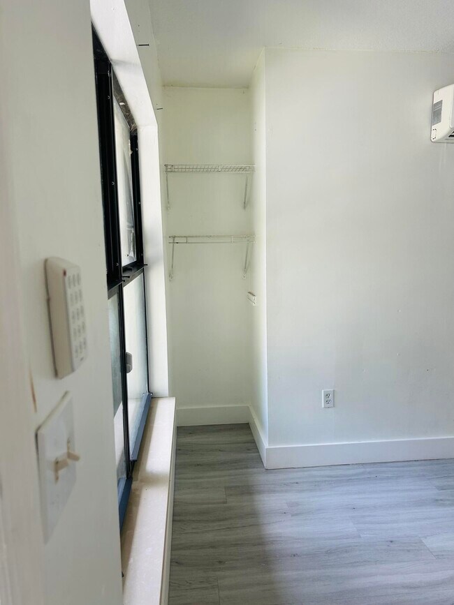 Building Photo - 844 NW 3rd Ave