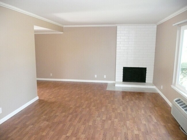 Building Photo - 4 bedroom home in Tustin