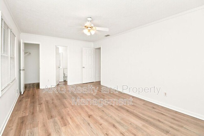 Building Photo - 2142 Fairway Ct SE