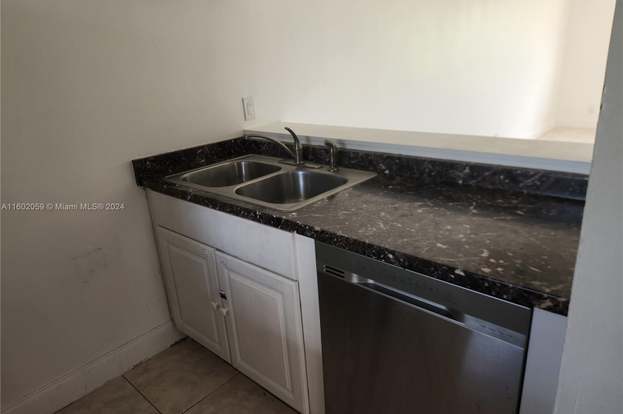 Building Photo - 9962 Twin Lakes Dr