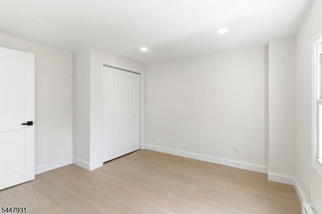 Building Photo - 475 Burnside St
