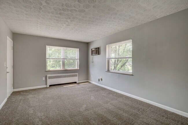 Building Photo - 1672 Llanfair Ave