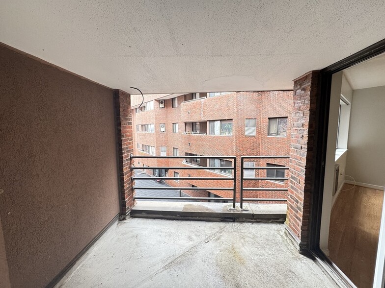 Building Photo - 152 Kelton St