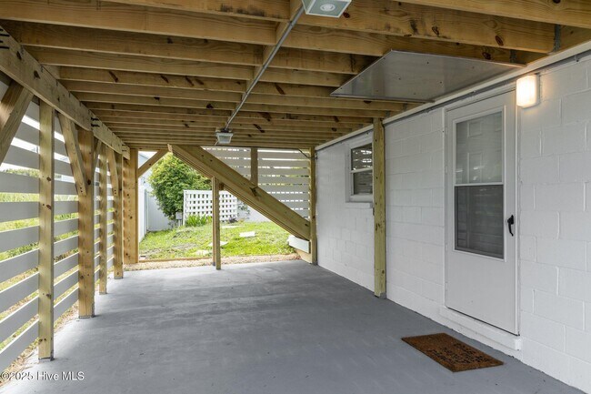 Building Photo - 125 Pelican Dr