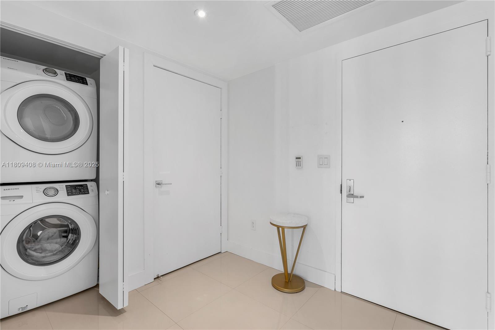 Building Photo - 495 Brickell Ave