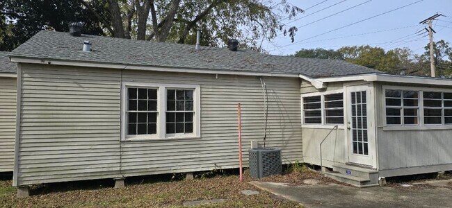 Building Photo - 3Bed/1 Bath House