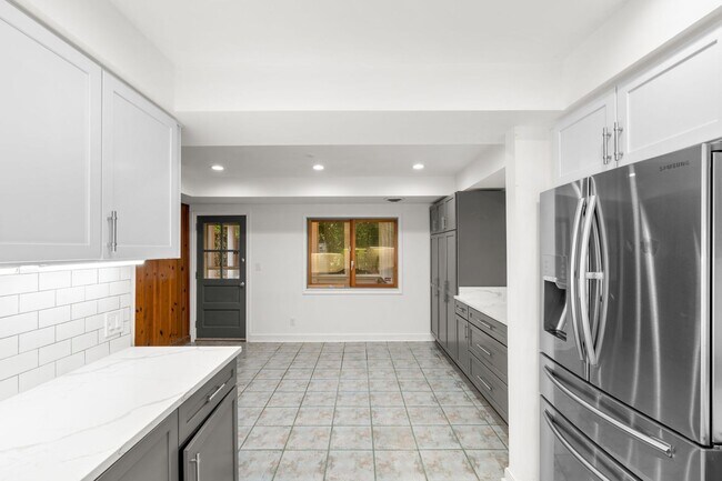 Building Photo - 3 Bed 2 Bath - Takoma Park Split Level - 1...