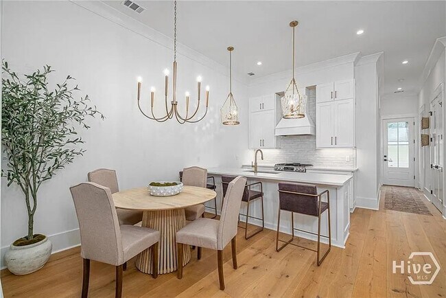 Building Photo - 304 W 38th St