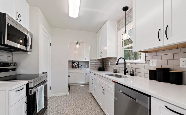 Building Photo - Fully renovated 3 bed 2 bath home on the B...