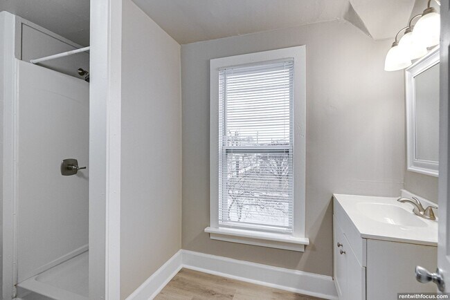 Building Photo - 702 S Commercial St