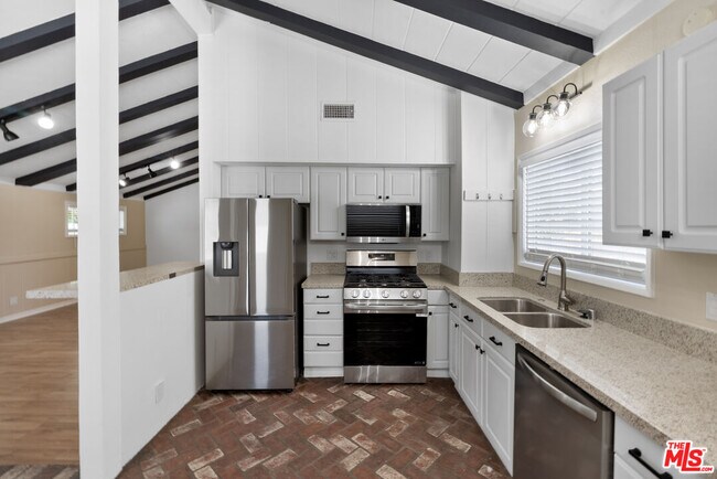 Building Photo - 5541 Fallbrook Ave