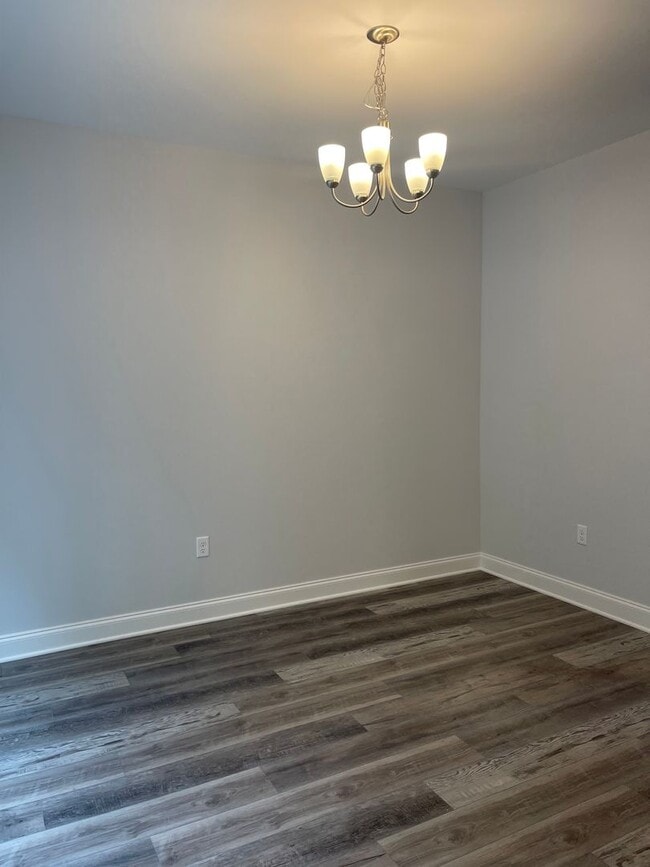 Building Photo - *LIKE NEW!* 3BR/2.5BA Townhouse in Crescen...