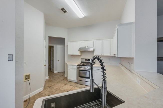 Building Photo - 6710 Waterlilly Dr