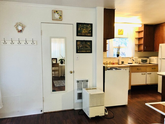 Building Photo - 4136 Beach Dr SW