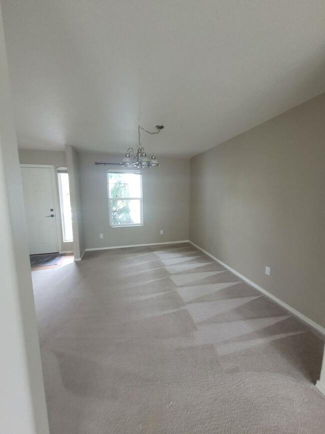 Building Photo - Pet friendly, 3 Bedroom, 2 Bathroom Home w...