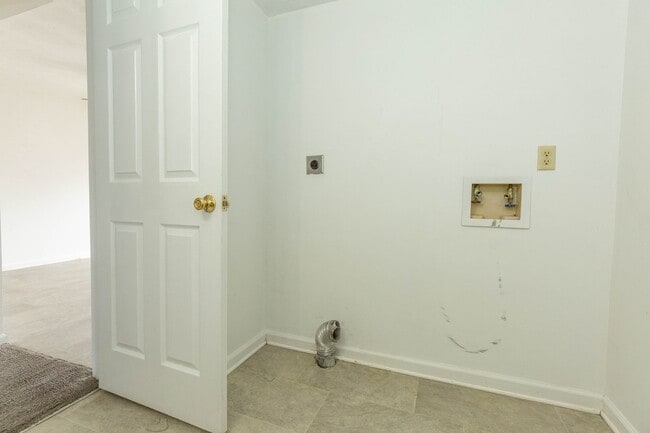 Building Photo - 3 Bed, 2.5 Bath, Townhome in Inwood, WV