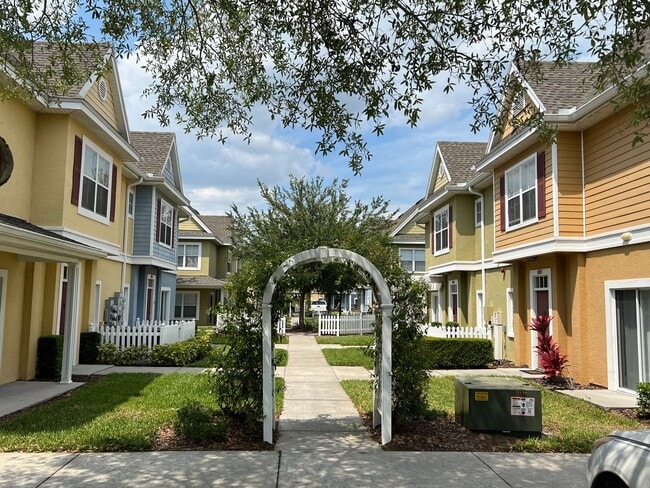 Building Photo - Fully Furnished 4 Bedroom 3 Bath Townhome ...