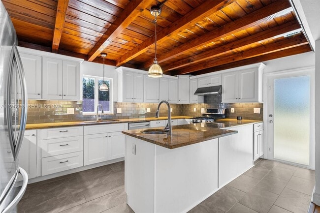 Building Photo - 404 N Shore Dr