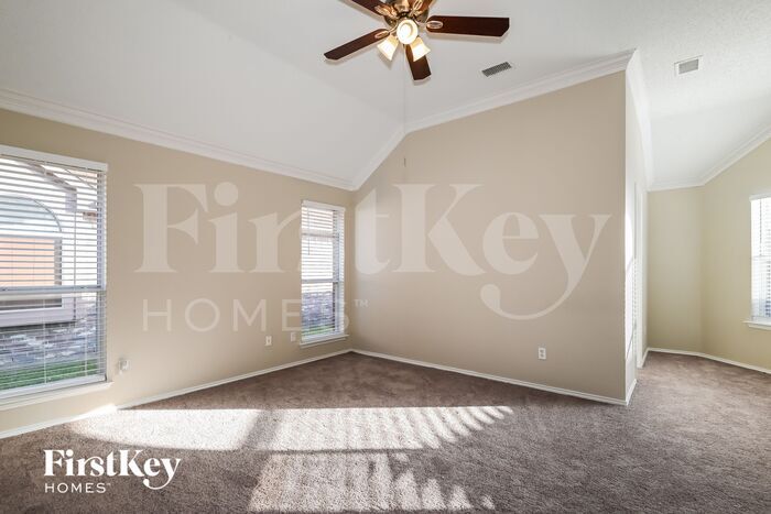 Building Photo - 2525 Hyacinth Dr