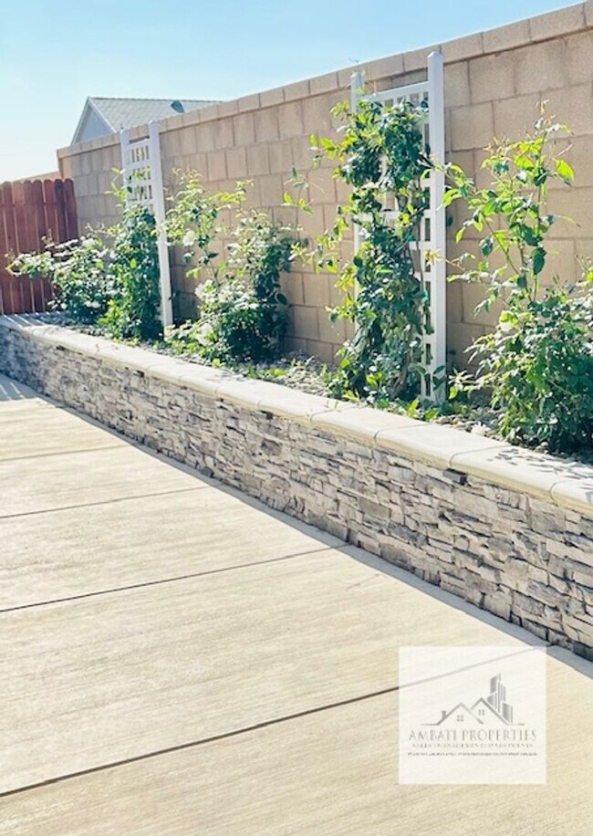 Building Photo - Stunning 3 Bedroom 2 Bath Home In Riverstone! SOLAR!