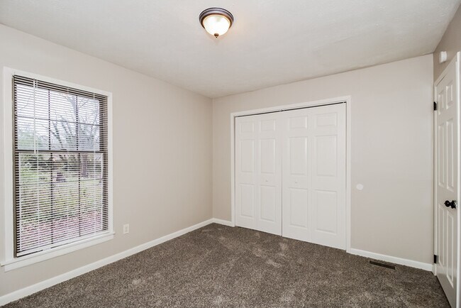Building Photo - 1928 Leatherleaf Dr SW