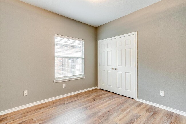 Building Photo - Charming 3-Bed, 2-Bath Duplex in Burleson