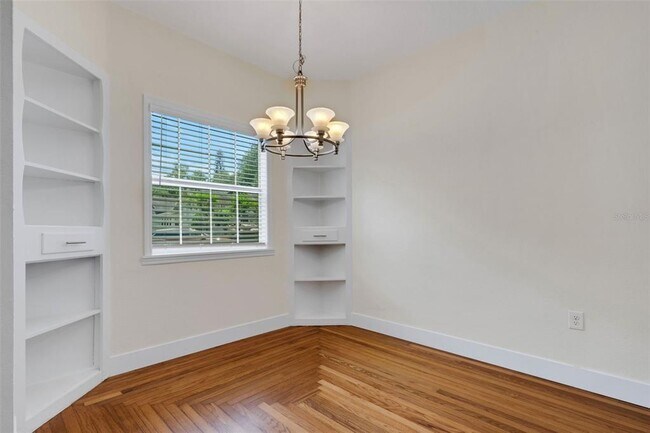 Building Photo - 934 Vistabula St