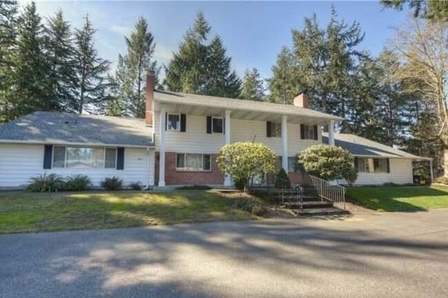 Primary Photo - Townhouse in Desirable University Place Ne...