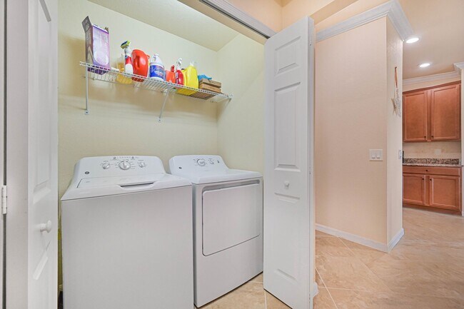 Building Photo - **2 + Den Condo - 1 Car garage - Fully Furnished - Short Term Lease (5.11 - 11.30) **