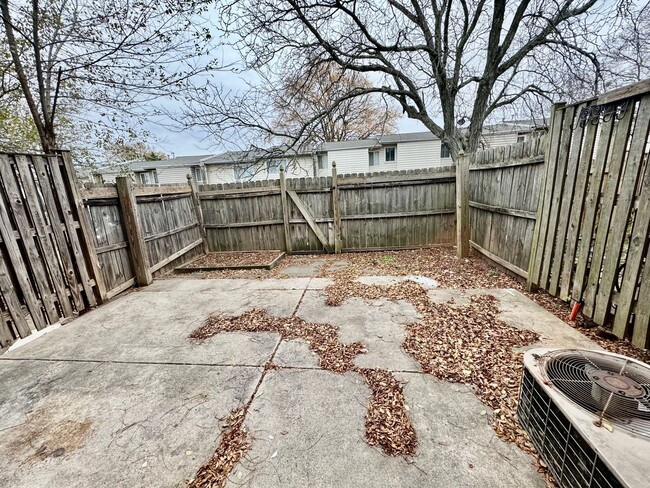 Building Photo - LOVELY TOWNHOME WITH PARKING