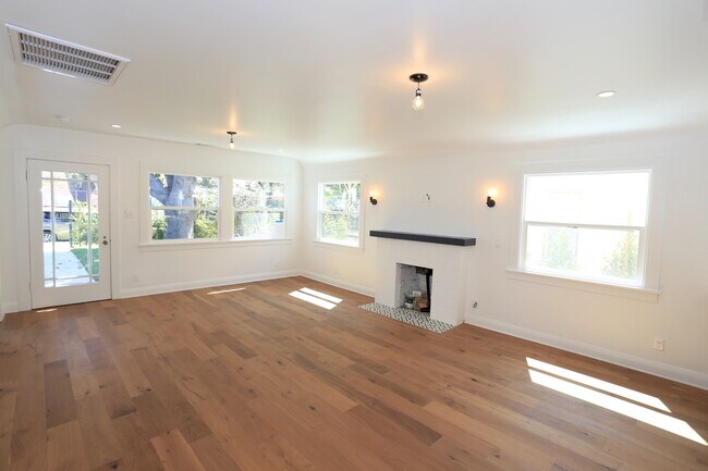 Building Photo - 3835 Hollypark Pl